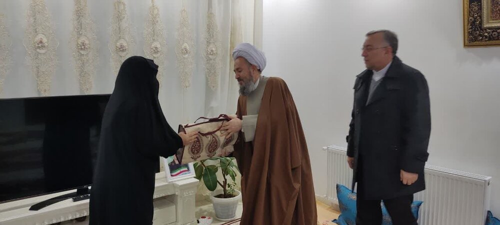 دیدار امام جمعه شاهین دژ با مادر شهید مدافع امنیت + عکس