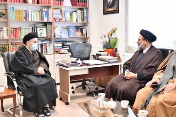 تصاویر/ دیدار مسئول مرکز ارتباطات و امور بین‌الملل حوزه‌های علمیه با نماینده ولی فقیه در آذربایجان غربی