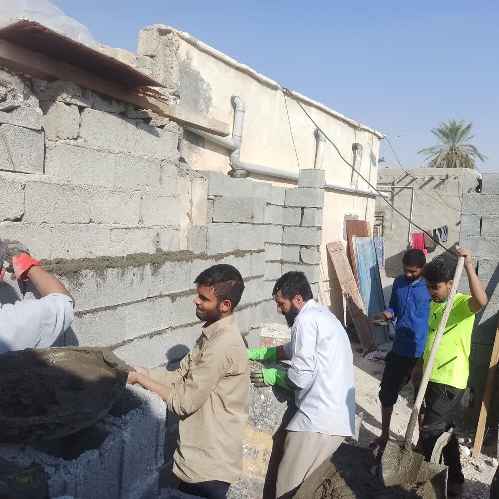 طلاب مدرسه ای که برای محرومان خانه می سازند + عکس