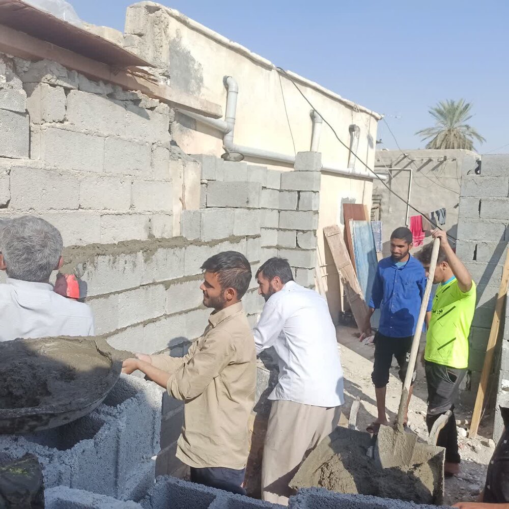 طلاب مدرسه ای که برای محرومان خانه می سازند + عکس