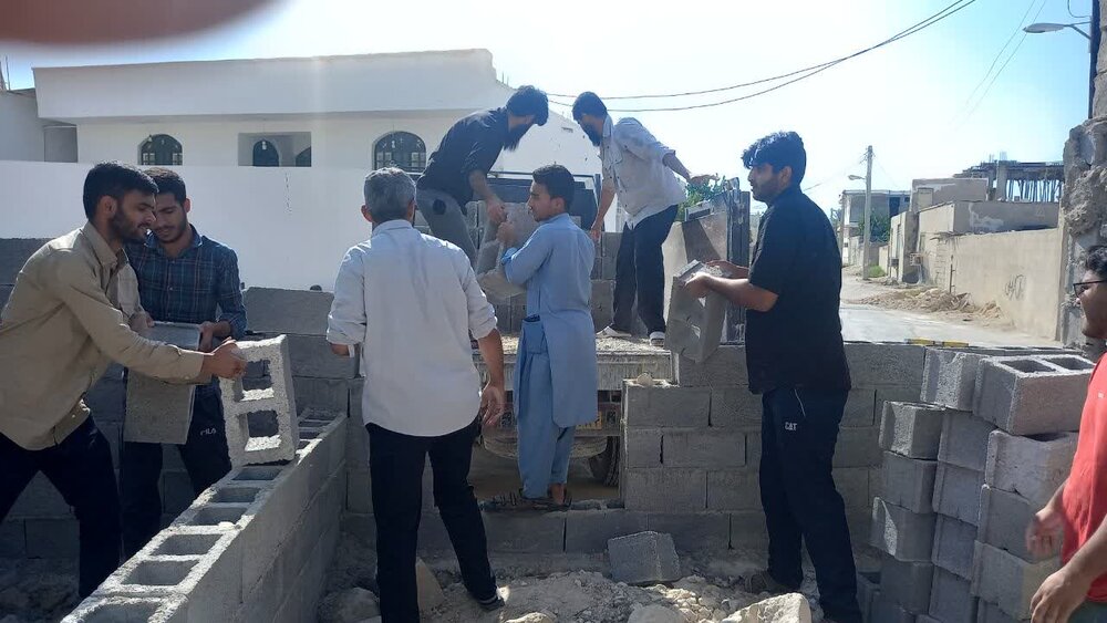 طلاب مدرسه ای که برای محرومان خانه می سازند + عکس