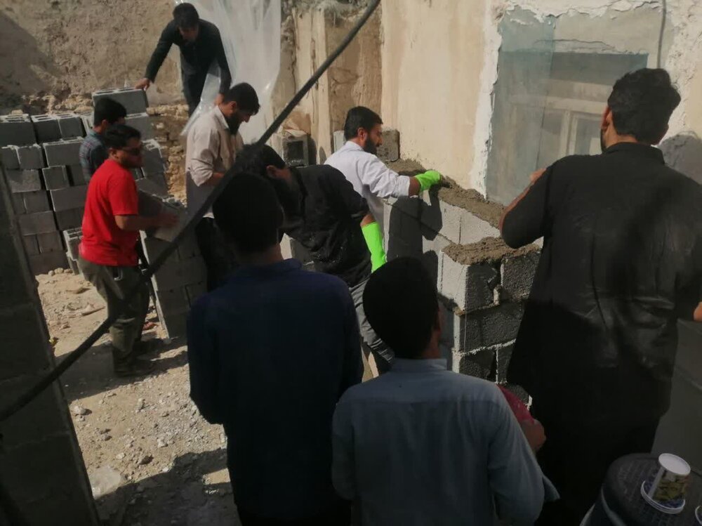 طلاب مدرسه ای که برای محرومان خانه می سازند + عکس