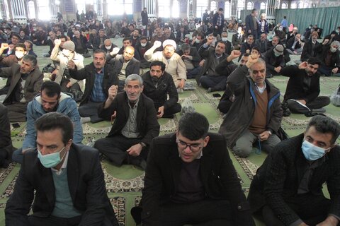 عکس | حضور نماینده ولی فقیه در چهارمحال و بختیاری با لباس سپاه پاسداران در نماز جمعه