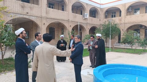 بازدید شهردار، رئیس و تعدادی از اعضای شورای شهر اندیمشک از مدرسه علمیه امام صادق(ع) این شهرستان