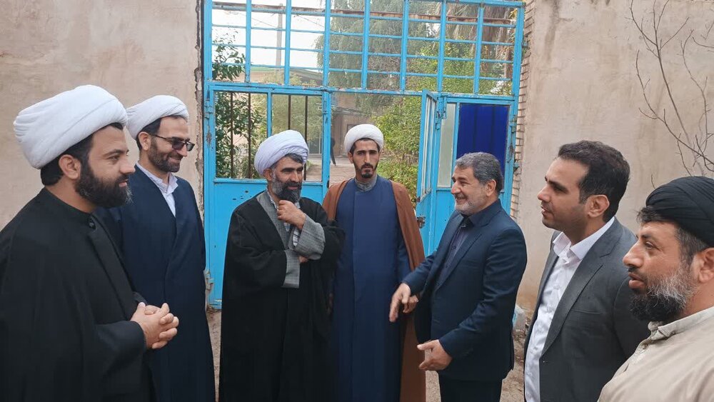 بازدید شهردار و اعضای شورای شهر اندیمشک از مدرسه علمیه امام صادق (ع) + عکس