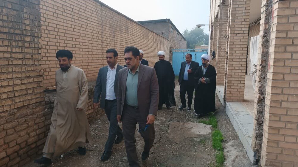 بازدید شهردار و اعضای شورای شهر اندیمشک از مدرسه علمیه امام صادق (ع) + عکس