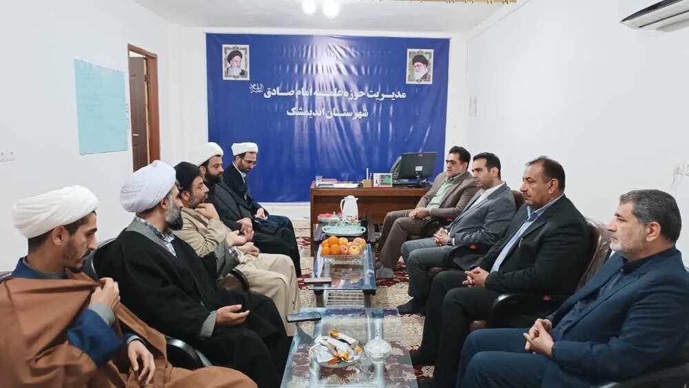 بازدید شهردار و اعضای شورای شهر اندیمشک از مدرسه علمیه امام صادق (ع) + عکس