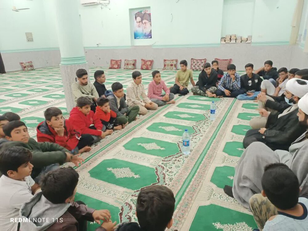 امام جمعه پارسیان پای حرف نوجوانان روستای خلف نشست + عکس