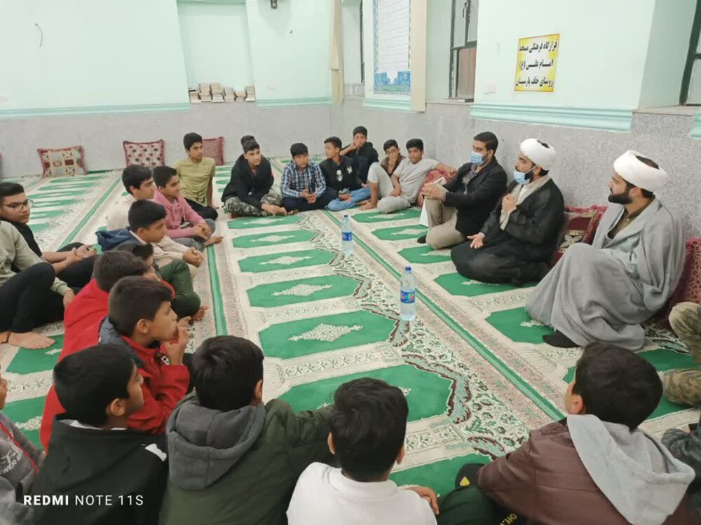 امام جمعه پارسیان پای حرف نوجوانان روستای خلف نشست + عکس
