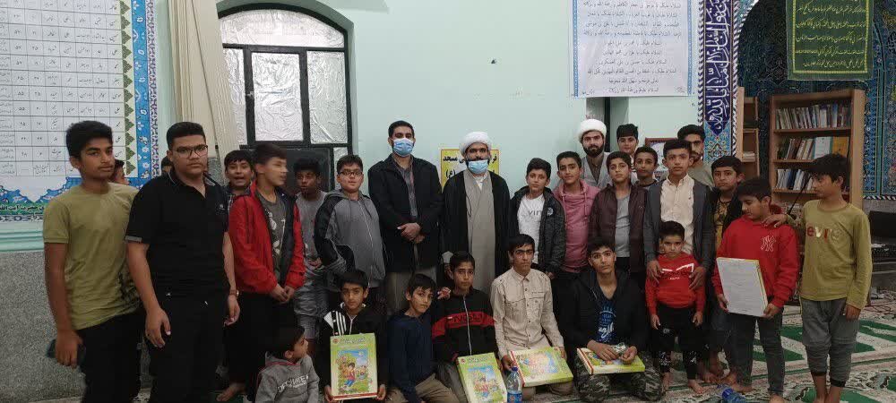 امام جمعه پارسیان پای حرف نوجوانان روستای خلف نشست + عکس