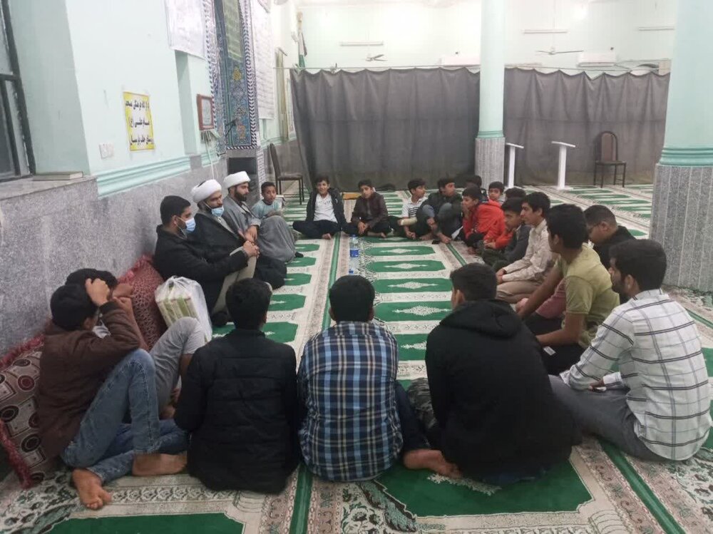 امام جمعه پارسیان پای حرف نوجوانان روستای خلف نشست + عکس