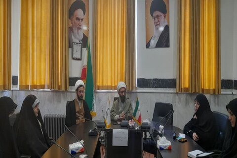 تصاویر/ جلسه هیئت اندیشه ورز خواهران نخبه حوزوی کرمانشاه
