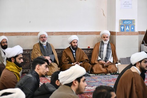 تصاویر/ نشست صمیمی نماینده ولی فقیه در آذربایجان غربی با طلاب شهرستان خوی