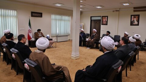 حسینی همدانی در دیدار با مدیرمسئول و جمعی از اعضای خبرگزاری حوزه و افق حوزه