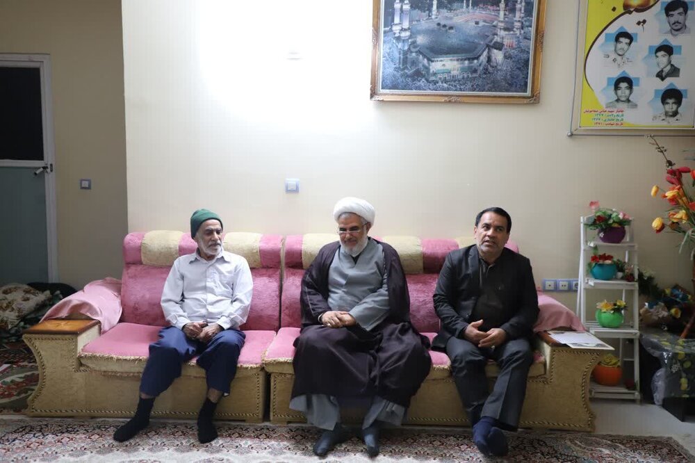 زنده نگهداشتن یاد شهدا در جامعه یک ارزش فرهنگی است