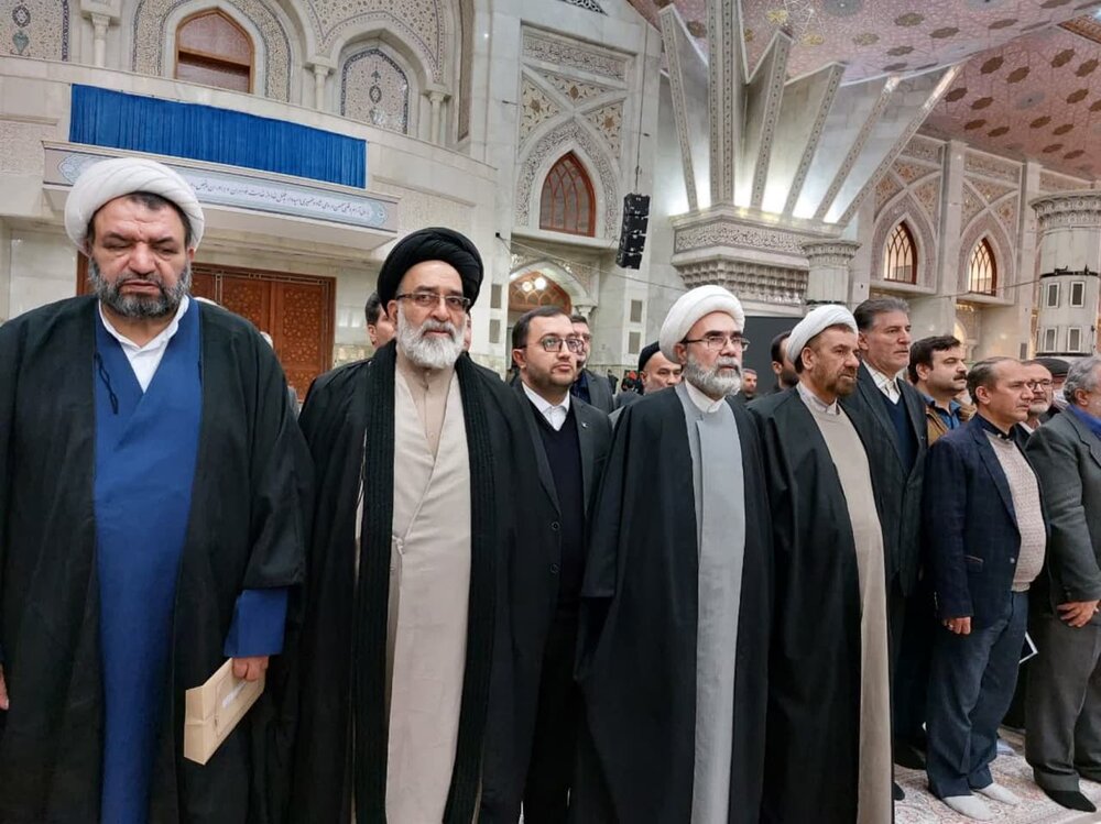 ادای احترام اعضای ستاد بزرگداشت فجر ۴۴ به بنیانگذار انقلاب