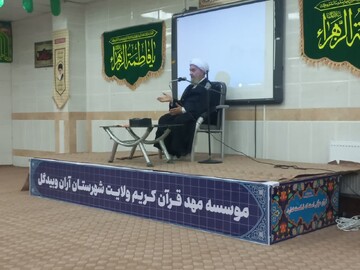 تصاویر/ حضور امام جمعه آران و بیدگل در جمع دانش آموزان مدرسه دخترانه نیکان