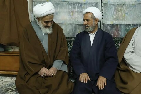 تصاویر / نشست صمیمانه روحانیان و طلاب نخبه و دیدار با دو تن از علمای قزوینی در شهر مقدس قم