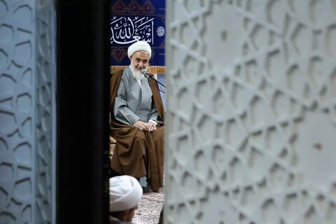 تصاویر / نشست صمیمانه روحانیان و طلاب نخبه و دیدار با دو تن از علمای قزوینی در شهر مقدس قم