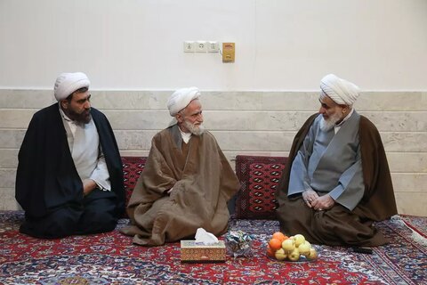 تصاویر / نشست صمیمانه روحانیان و طلاب نخبه و دیدار با دو تن از علمای قزوینی در شهر مقدس قم
