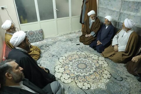 تصاویر / نشست صمیمانه روحانیان و طلاب نخبه و دیدار با دو تن از علمای قزوینی در شهر مقدس قم
