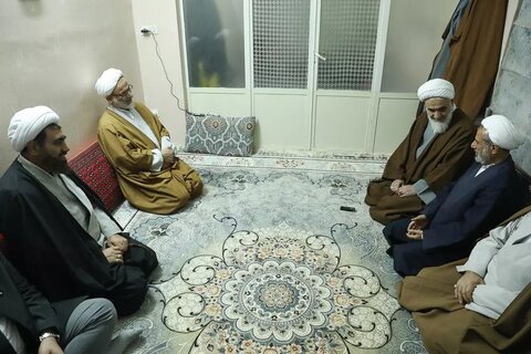 تصاویر / نشست صمیمانه روحانیان و طلاب نخبه و دیدار با دو تن از علمای قزوینی در شهر مقدس قم