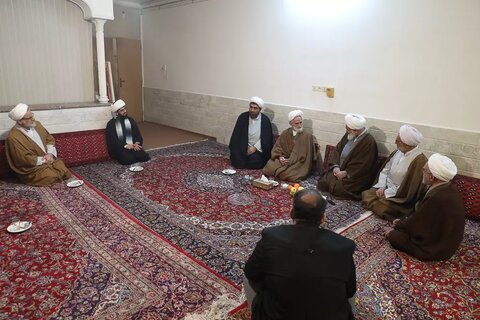 تصاویر / نشست صمیمانه روحانیان و طلاب نخبه و دیدار با دو تن از علمای قزوینی در شهر مقدس قم