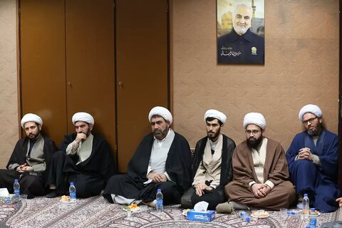 تصاویر / نشست صمیمانه روحانیان و طلاب نخبه و دیدار با دو تن از علمای قزوینی در شهر مقدس قم