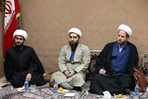 تصاویر / نشست صمیمانه روحانیان و طلاب نخبه و دیدار با دو تن از علمای قزوینی در شهر مقدس قم