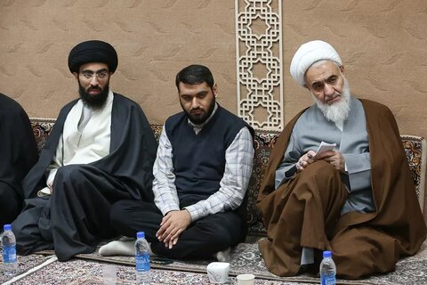 تصاویر / نشست صمیمانه روحانیان و طلاب نخبه و دیدار با دو تن از علمای قزوینی در شهر مقدس قم