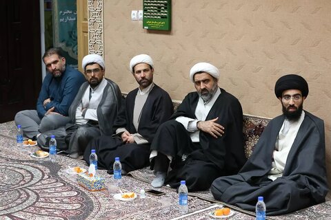 تصاویر / نشست صمیمانه روحانیان و طلاب نخبه و دیدار با دو تن از علمای قزوینی در شهر مقدس قم