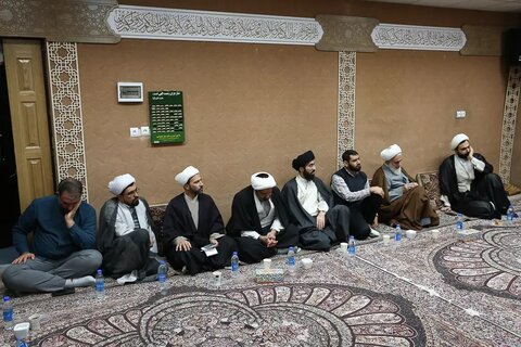تصاویر / نشست صمیمانه روحانیان و طلاب نخبه و دیدار با دو تن از علمای قزوینی در شهر مقدس قم
