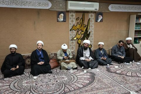 تصاویر / نشست صمیمانه روحانیان و طلاب نخبه و دیدار با دو تن از علمای قزوینی در شهر مقدس قم