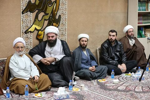 تصاویر / نشست صمیمانه روحانیان و طلاب نخبه و دیدار با دو تن از علمای قزوینی در شهر مقدس قم