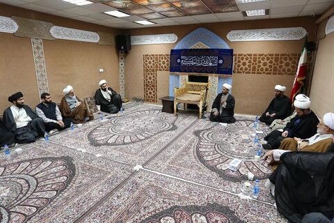 تصاویر / نشست صمیمانه روحانیان و طلاب نخبه و دیدار با دو تن از علمای قزوینی در شهر مقدس قم