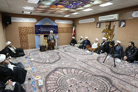 تصاویر / نشست صمیمانه روحانیان و طلاب نخبه و دیدار با دو تن از علمای قزوینی در شهر مقدس قم