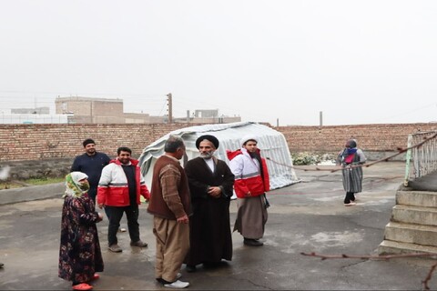 تصاویر/ بازدید امام جمعه سلماس از مناطق زلزله زده  شهرستان خوی