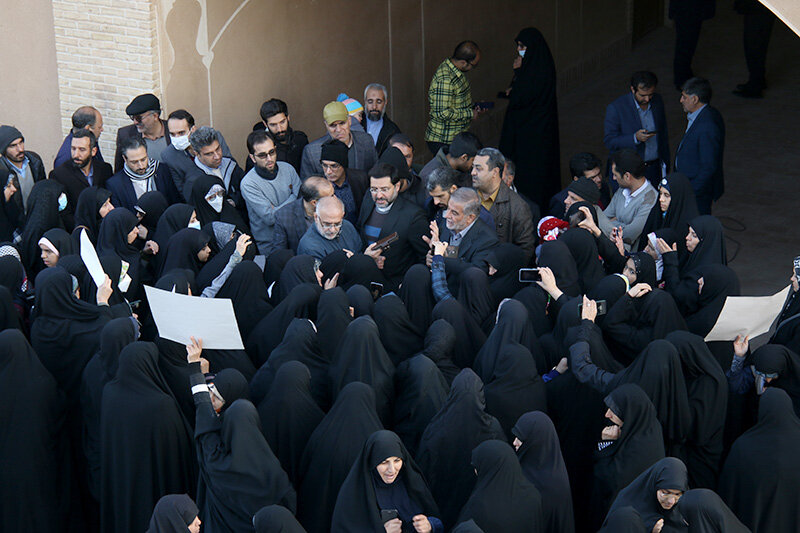 اعتراض مردم یزد به هنجارشکنی در نمایشگاه آرایشی و بهداشتی