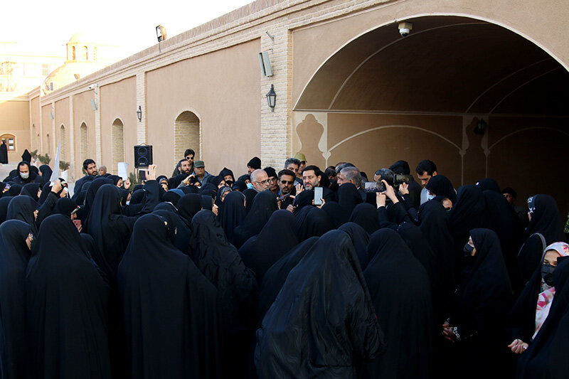 اعتراض مردم یزد به هنجارشکنی در نمایشگاه آرایشی و بهداشتی