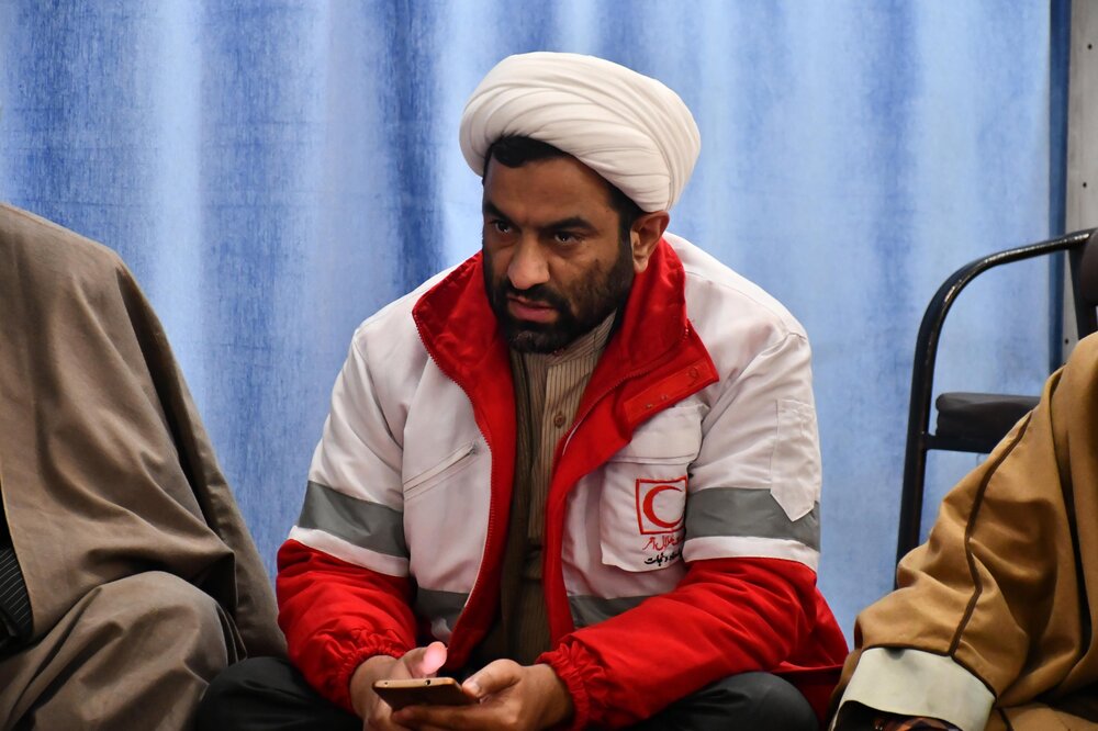 حوزویان پای کار زلزله‌زدگان خوی | تشکیل جلسه ستاد بحران حوزوی در کف میدان امدادرسانی