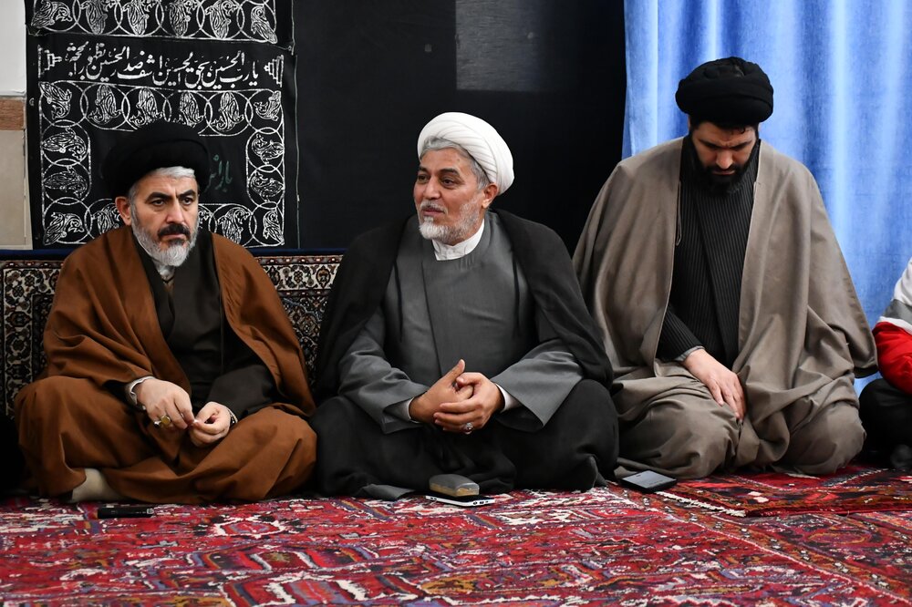 حوزویان پای کار زلزلهزدگان خوی | تشکیل جلسه ستاد بحران حوزوی در کف میدان امدادرسانی