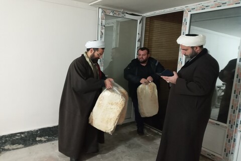 تصاویر/ فعالیت های جهادی طلاب و روحانیون در مناطق زلزله زده خوی