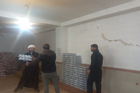 تصاویر/ فعالیت های جهادی طلاب و روحانیون در مناطق زلزله زده خوی