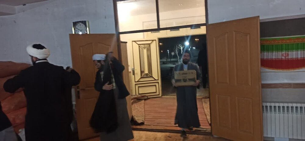 خدمت شبانه روزی طلاب به زلزلهزدهها / نیاز زلزله زدگان به وسایل گرمایشی و مواد غذایی