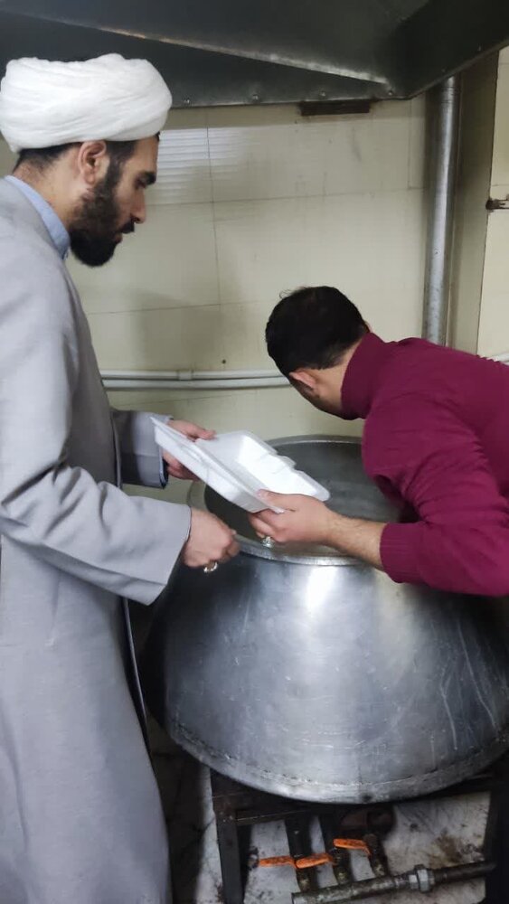 طلاب پای کار خدمت رسانی به زلزله زدگان / از طبخ غذا تا شناسایی و رفع نیازها