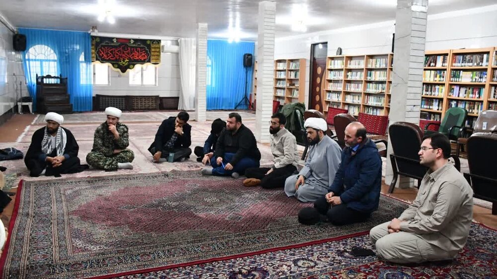 طلاب پای کار خدمت رسانی به زلزله زدگان / از طبخ غذا تا شناسایی و رفع نیازها