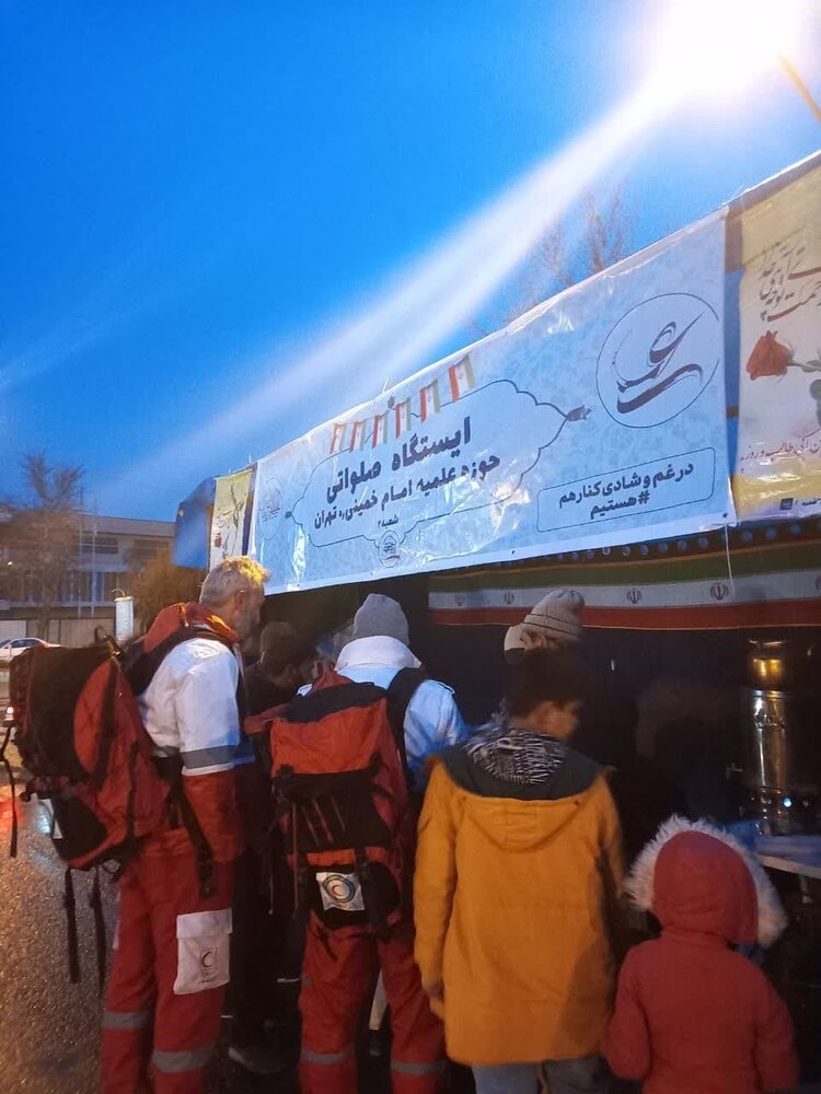 طلاب پای کار خدمت رسانی به زلزله زدگان / از طبخ غذا تا شناسایی و رفع نیازها