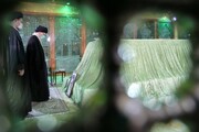 इमाम ख़ुमैनी के मज़ार और शहीदों की क़ब्रों पर हाज़िरी और श्रद्धांजलि