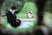 امام خمینی کے مزار اور شہیدوں کے قبرستان میں رہبر انقلاب کی حاضری