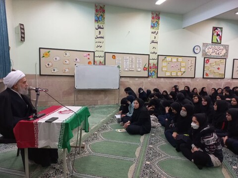 تصاویر/ حضور امام جمعه آران و بیدگل در هنرستان دخترانه شهید صالح یار
